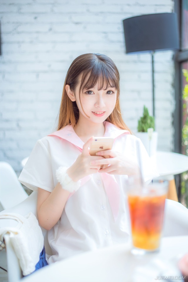 关羽闻言，看了刘备一眼，点点头道：“一切由大哥做主。”